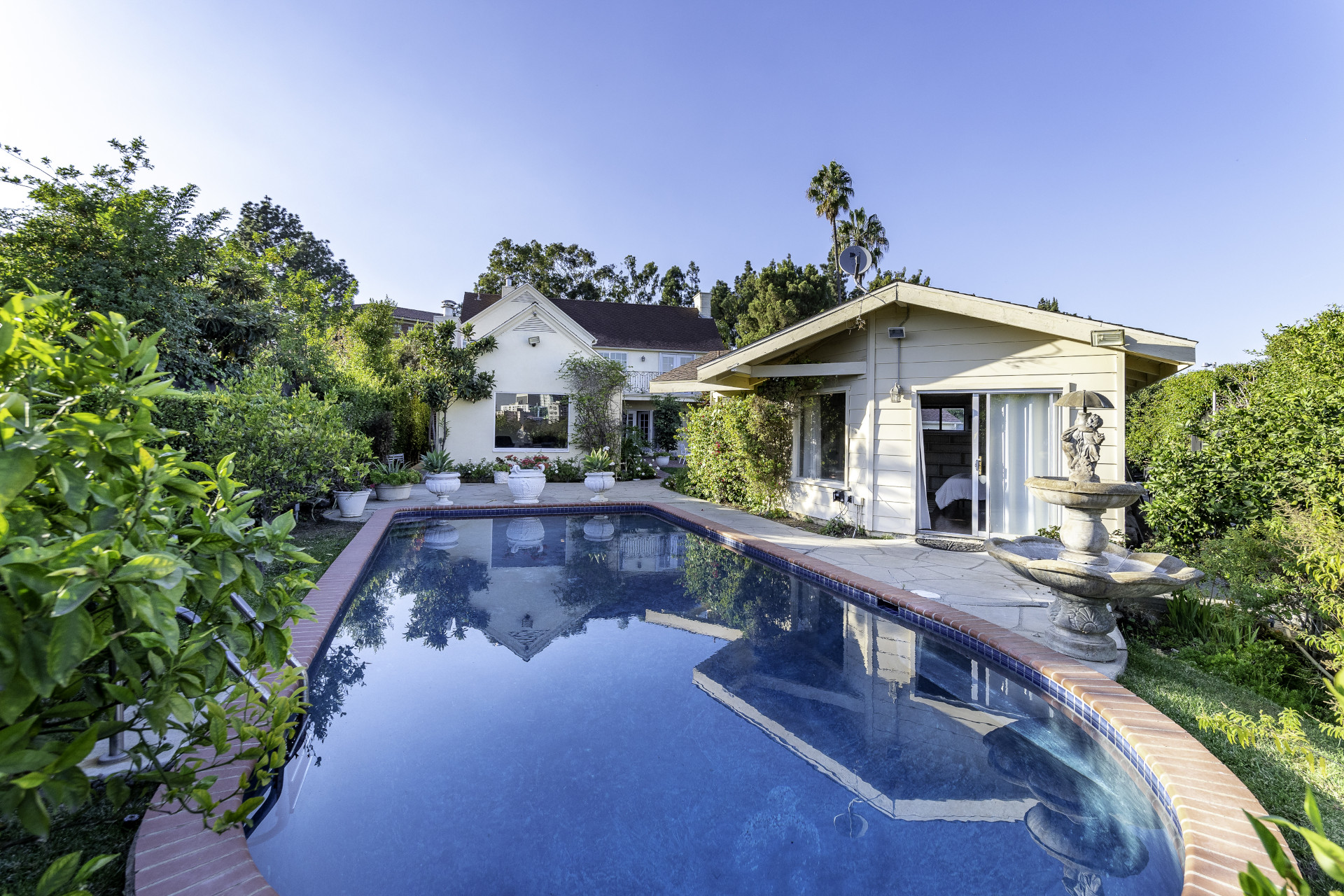 Exterior photo of a charming short term rental home with pool in Los Angeles. The owners of this property needed a home-sharing permit to list this home in Los Angeles.